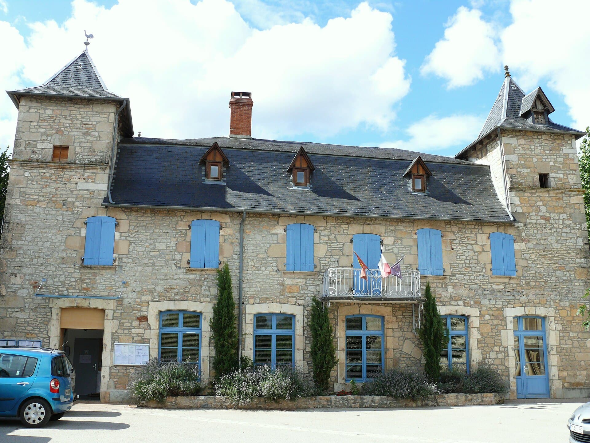 The Célé Valley: Marcilhac Abbey, the Priory of Espagnac and a Canoe between the Cliffs