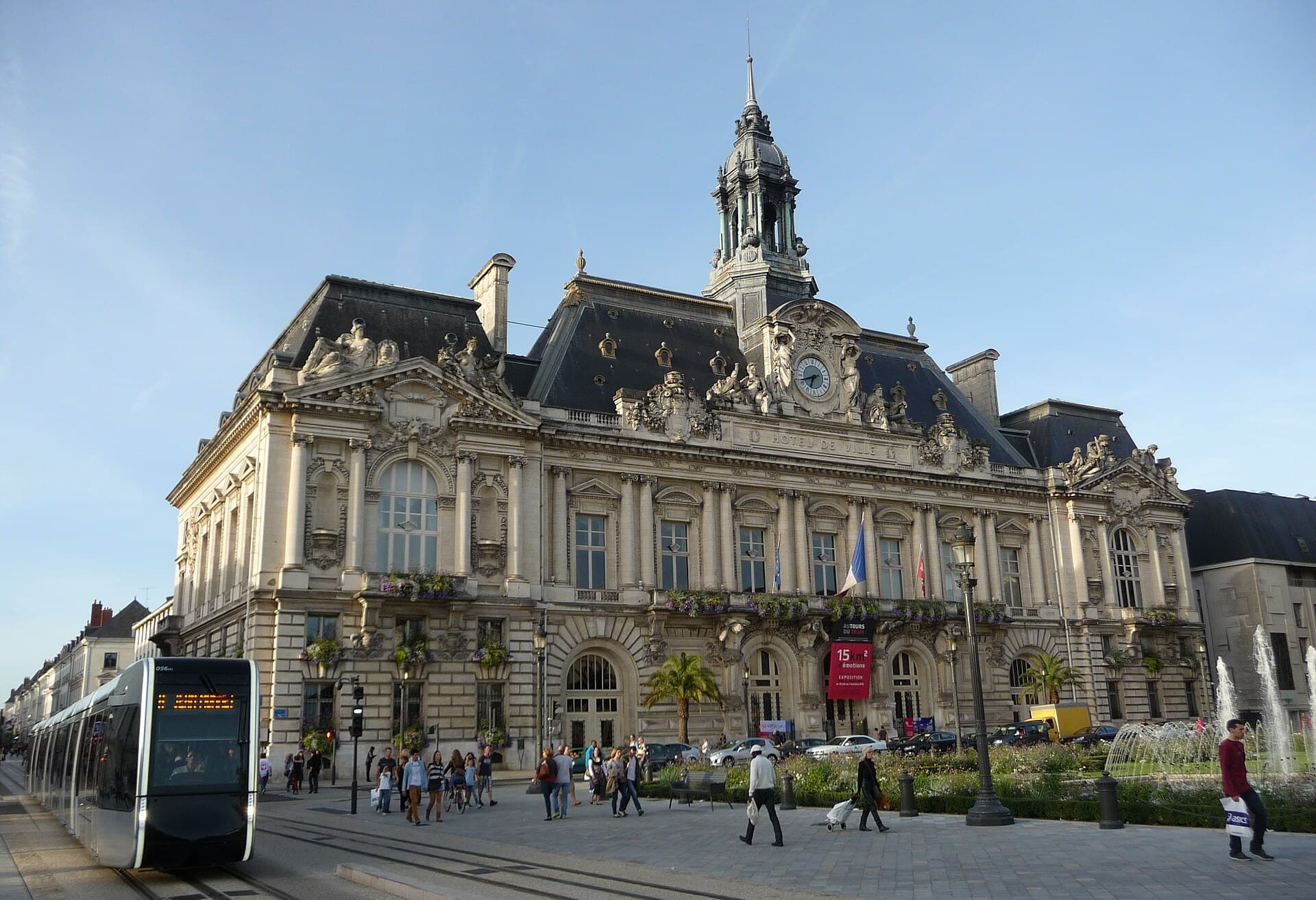 Tours: The Cathedral of Saint-Gatien, Place Plumereau and Fritz the Elephant