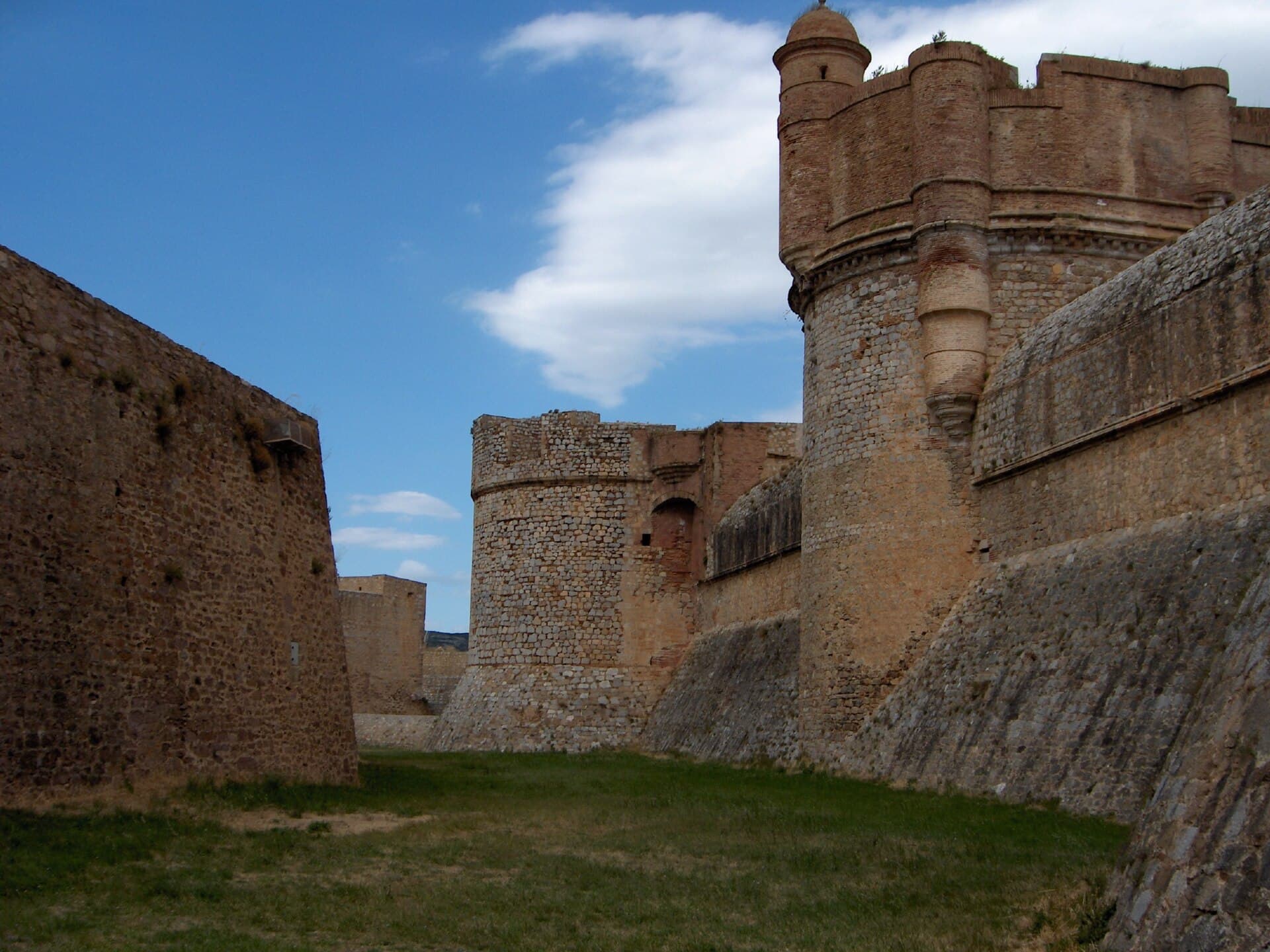Perpignan: The Kings of Majorca, the Castillet and the Campo Santo