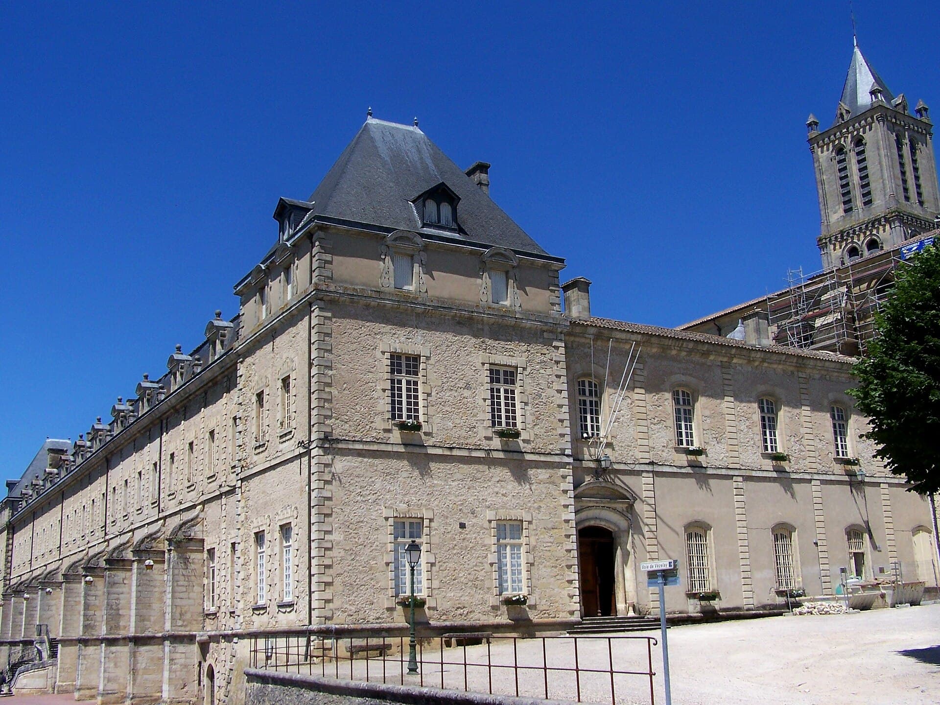 La Réole: Richard the Lionheart's Town Hall, the Benedictine Priory and the Garonne