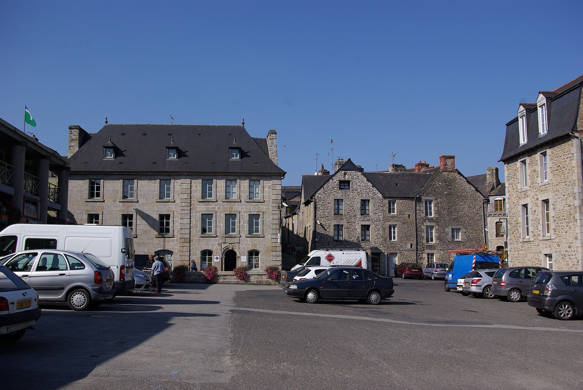 Moncontour: The Ramparts of the Penthièvre, the Windows of Saint-Mathurin and the Chouans
