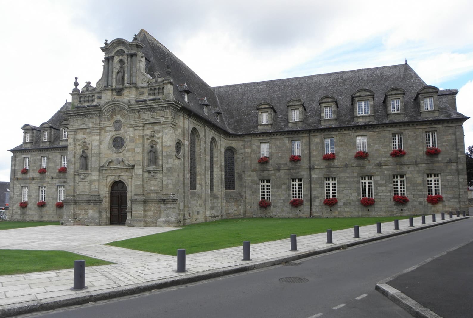 Guingamp: The Basilica of Bon-Secours, the Castle of Pierre II and the Fontaine de la Plomée
