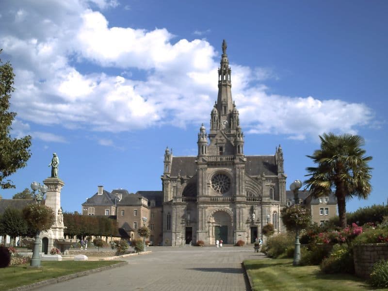 Sainte-Anne-d'Auray: The Greatest Pilgrimage of Brittany