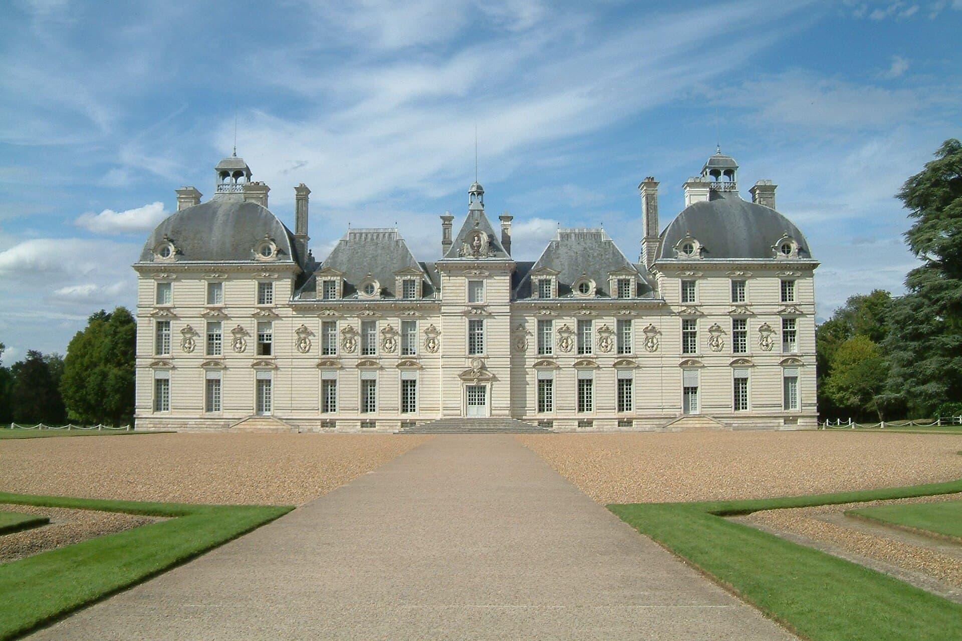 Cheverny: Moulinsart and a Pack of a Hundred Hounds