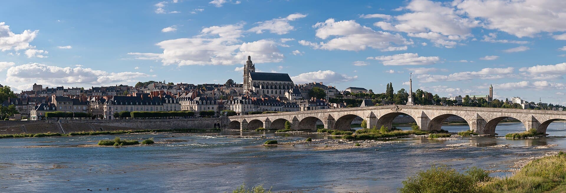 Blois: Four Centuries in One Courtyard, and a Murder