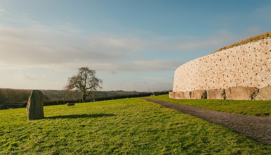 Brú na Bóinne: Newgrange and Knowth
